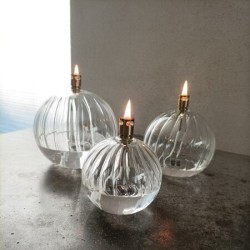 Photo d'ambiance des lampes à huile en forme de boule strié